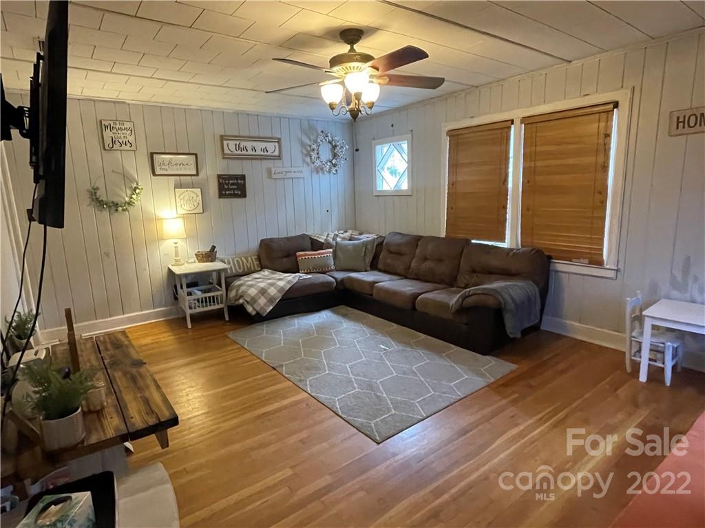 Photo 3 of 816 Bellview Avenue NE